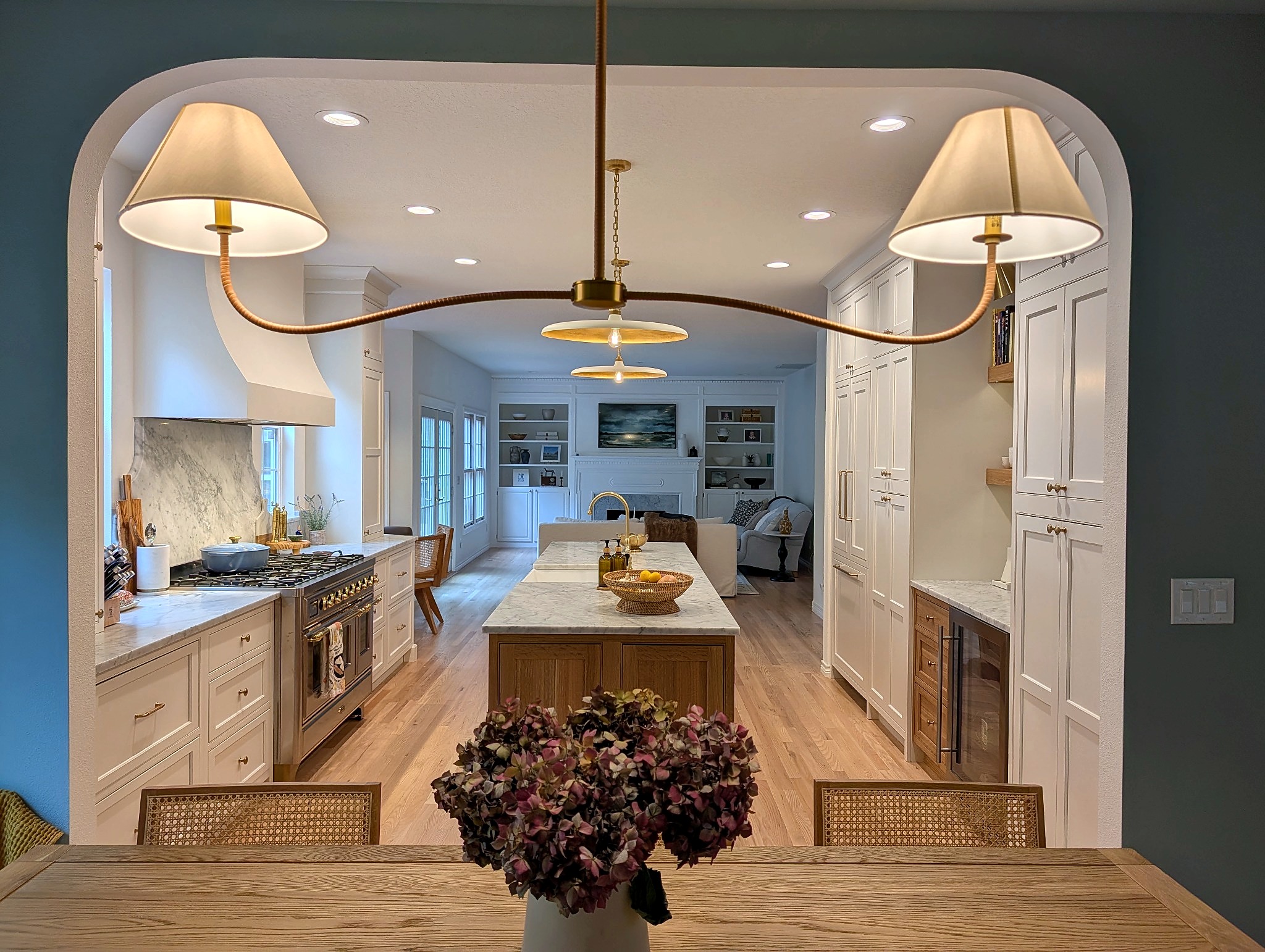 Arched opening connecting the kitchen and dining room