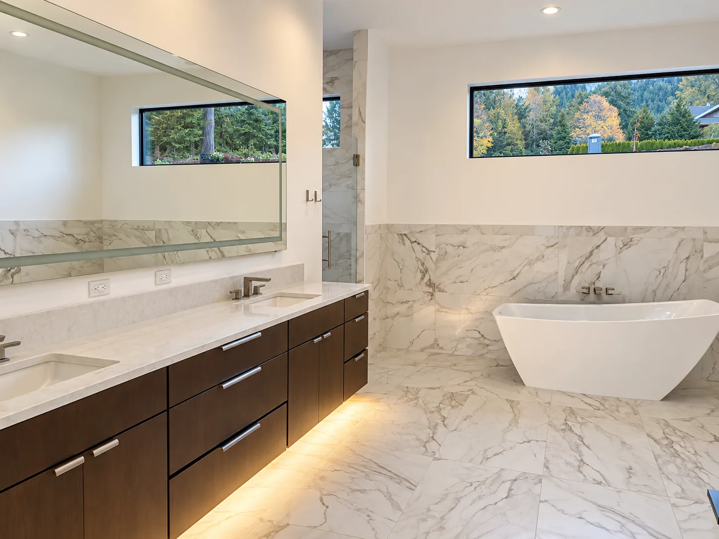 Maker Series master bath vanity in Prairie on Cherry with freestanding tub