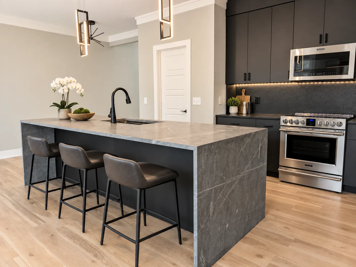 Island seating in the Metal Deco Black kitchen