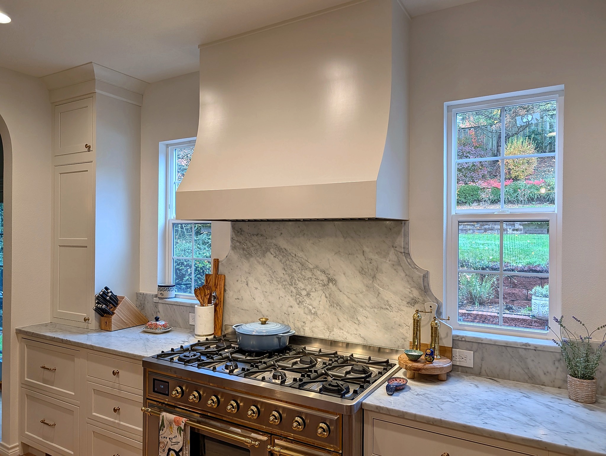 Range wall with custom hood, Rocheport doors in Marshmallow Cream
